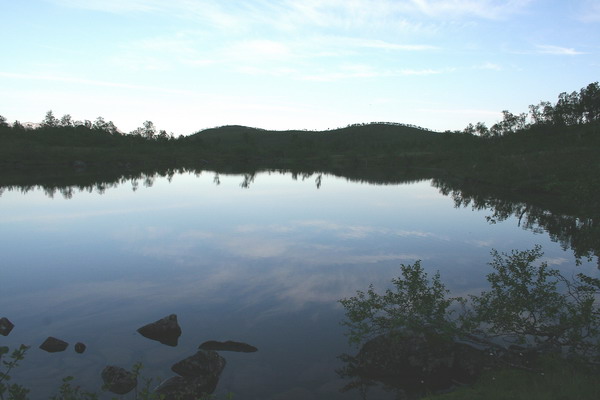 kveld ved vann
